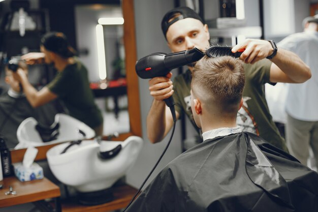 Un hombre hace una estiba en la barbería.