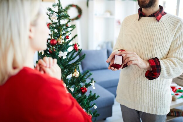 El hombre hace una propuesta de matrimonio a su novia el día de Navidad