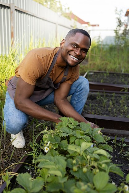 Hombre haciendo agricultura de interior