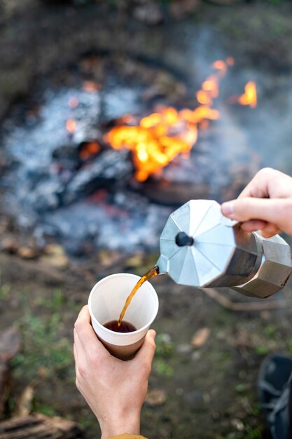 Un hombre haciendo café con una cafetera.