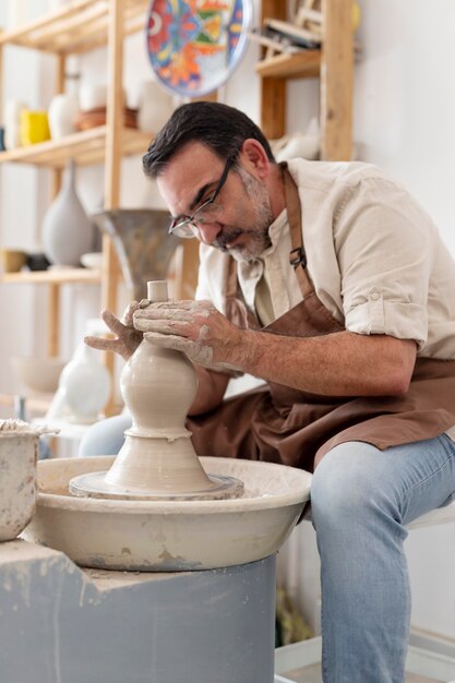 Hombre haciendo cerámica por diversión