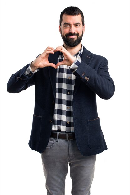 Hombre haciendo un corazón con sus manos