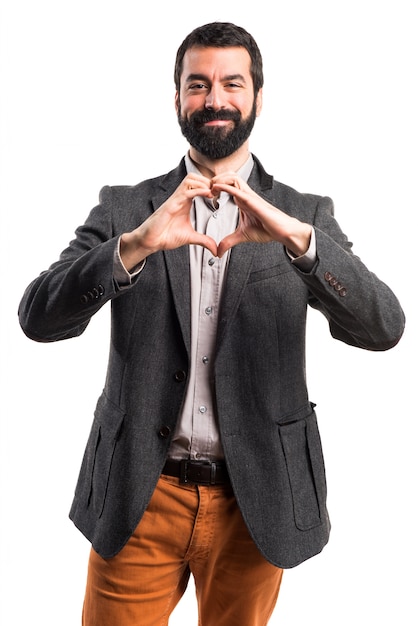 Foto gratuita hombre haciendo un corazón con sus manos