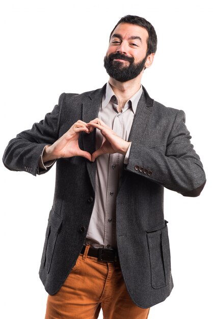 Hombre haciendo un corazón con sus manos