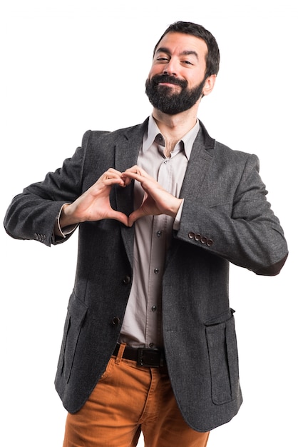 Hombre haciendo un corazón con sus manos