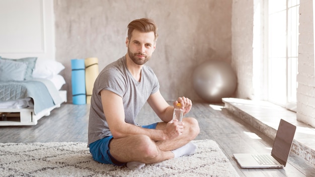 Foto gratuita hombre haciendo deporte en casa