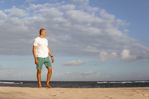 Hombre haciendo deporte en la playa. bali