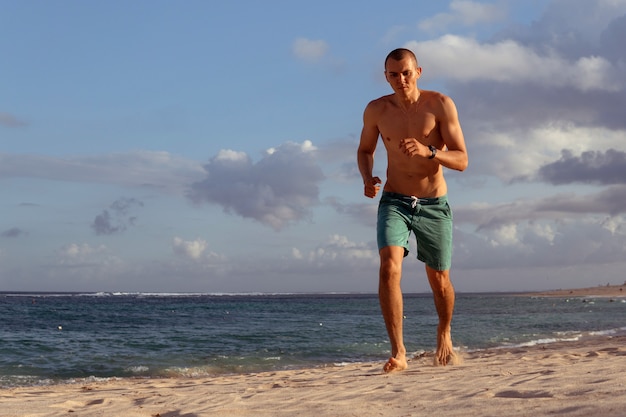 Hombre haciendo deporte en la playa. bali