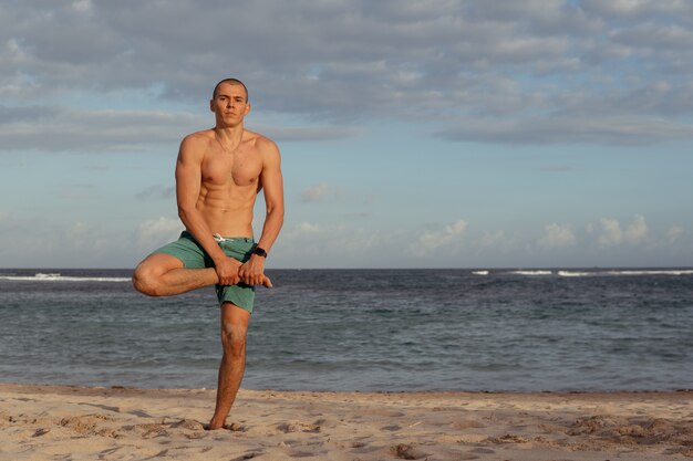 Hombre haciendo deporte en la playa. bali