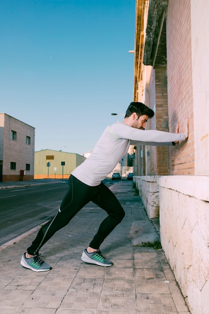 Hombre haciendo ejercicio en la calle