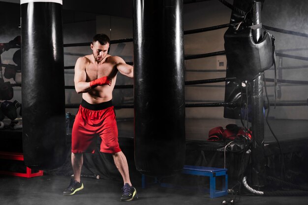 Hombre haciendo ejercicio para la competencia de boxeo