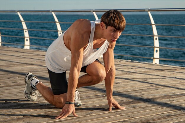 Hombre haciendo ejercicio en la playa