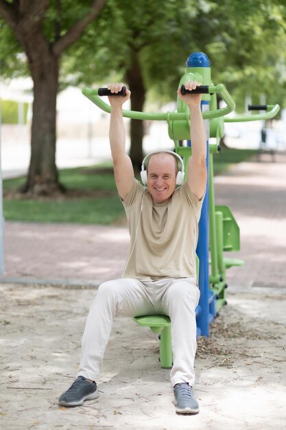 Hombre haciendo ejercicios de culturismo al aire libre