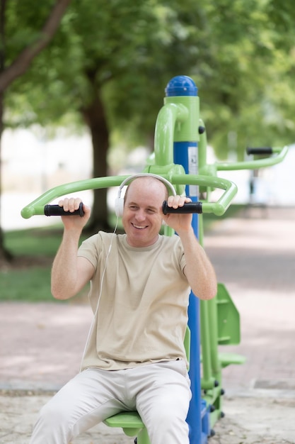 Hombre haciendo ejercicios de culturismo al aire libre