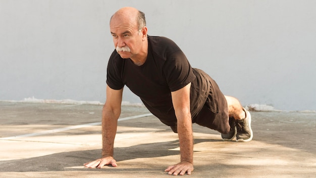 Hombre haciendo ejercicios de fitness push-up