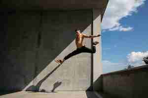 Foto gratuita hombre haciendo entrenamiento de parkour