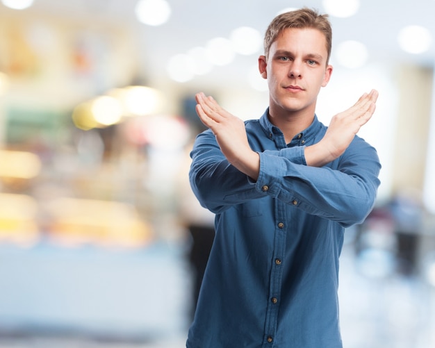 Foto gratuita hombre haciendo una equis con su mano