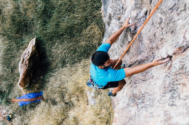 Hombre haciendo escalada con cuerda