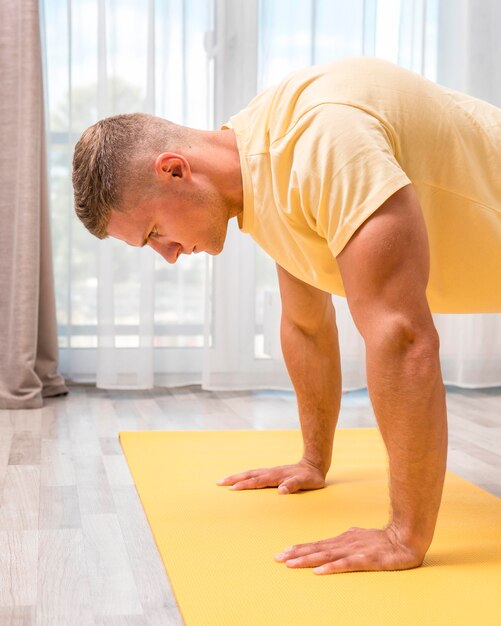 Hombre haciendo fitness en casa