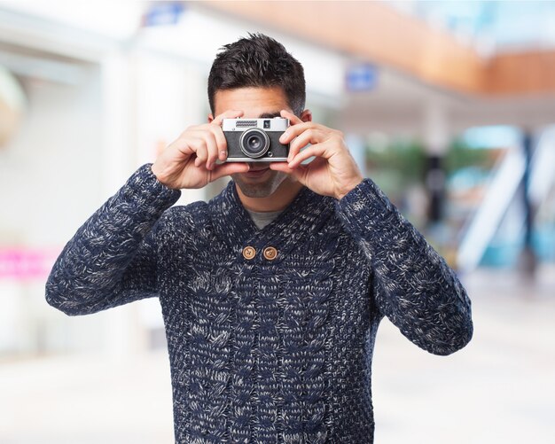 Hombre haciendo una foto con una cámara antigua