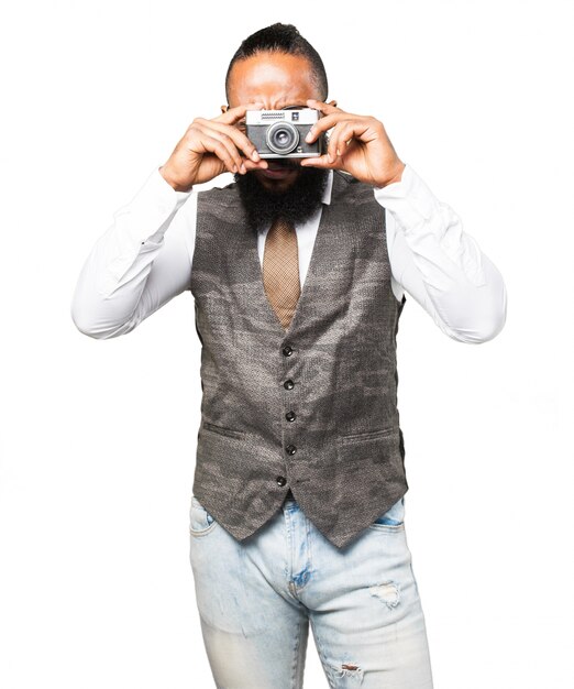 Hombre haciendo una foto con una cámara vieja
