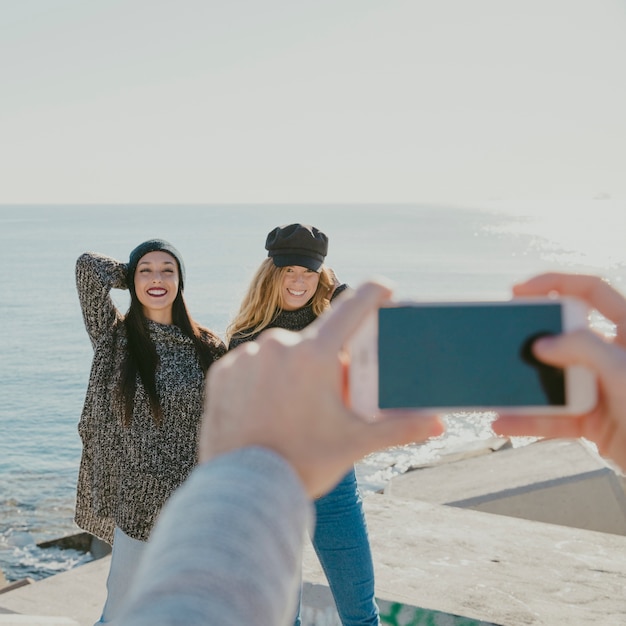 Foto gratuita hombre haciendo foto de chicas