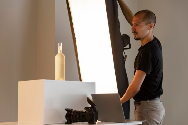 Hombre haciendo fotografía de productos