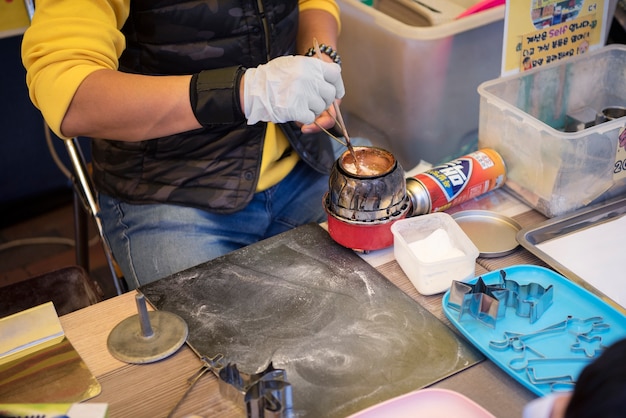 Hombre haciendo galleta dalgona