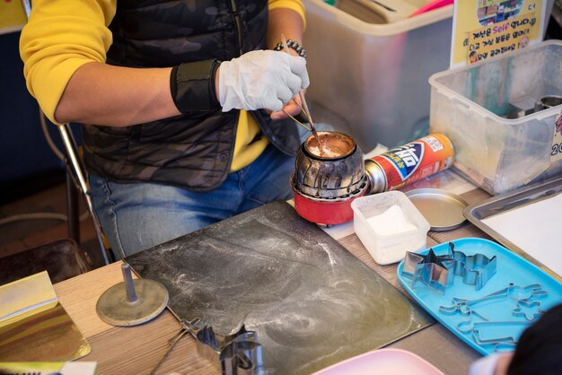 Hombre haciendo galleta dalgona