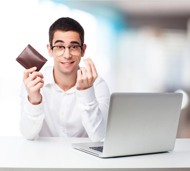 Hombre haciendo gesto de dinero y con una cartera