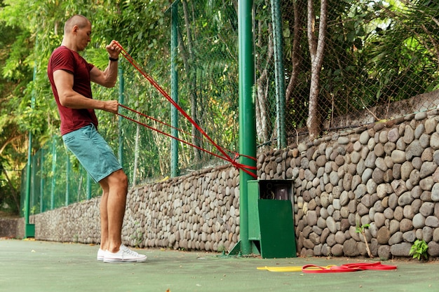 Un hombre haciendo con gomas elásticas. bali