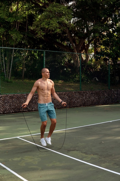 Un hombre haciendo con gomas elásticas. bali