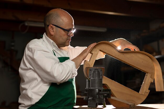 Hombre haciendo instrumentos en su taller