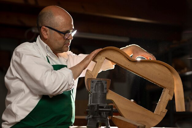 Hombre haciendo instrumentos en su taller