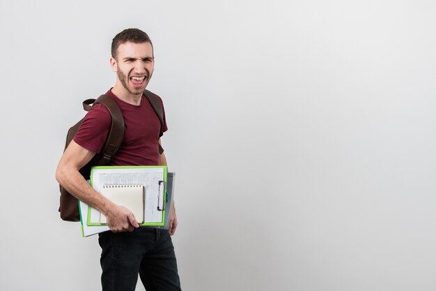 Hombre haciendo muecas con copia espacio de fondo