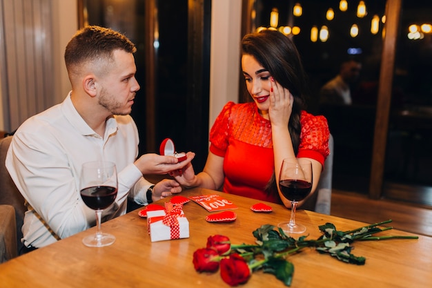 Foto gratuita hombre haciendo propuesta en el restaurante