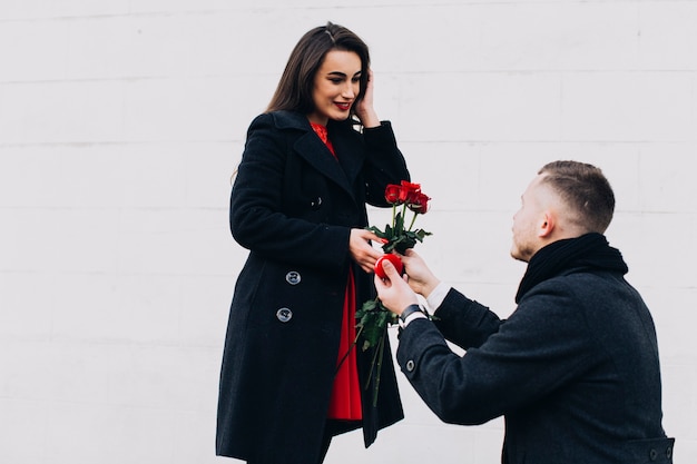 Hombre haciendo propuesta romántica en la calle
