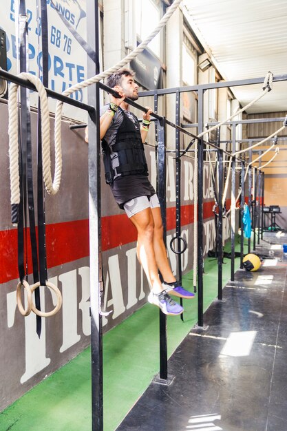 Hombre haciendo pull ups en gimnasio