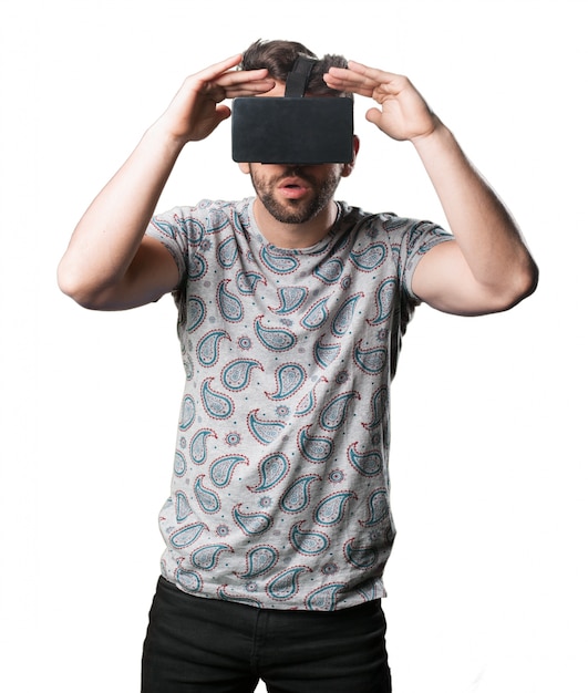 Foto gratuita hombre haciendo que no ve con gafas de realidad virtual