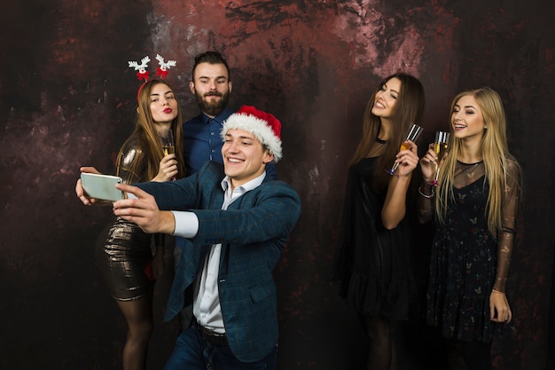 Hombre haciendo selfie de fiesta de año nuevo