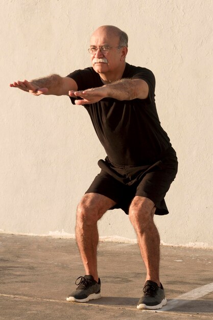 Hombre haciendo sentadillas de fitness al aire libre