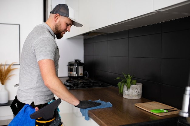 Hombre haciendo servicio profesional de limpieza del hogar