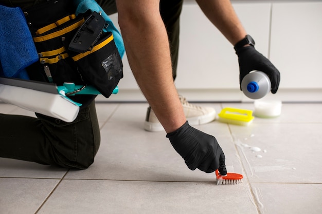 Hombre haciendo servicio profesional de limpieza del hogar