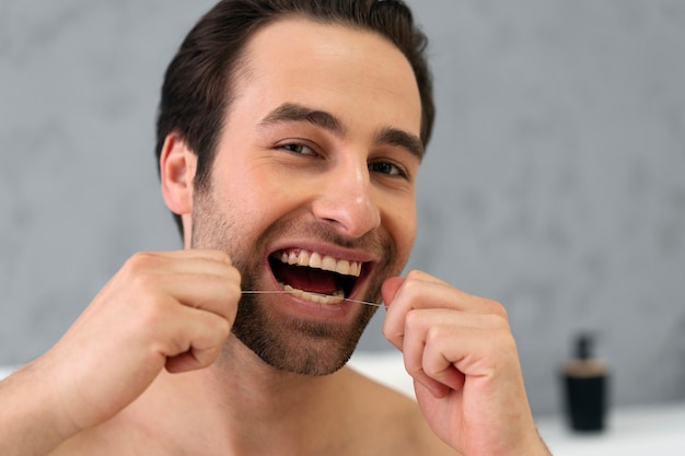 Foto gratuita hombre haciendo su ritual de cuidado personal