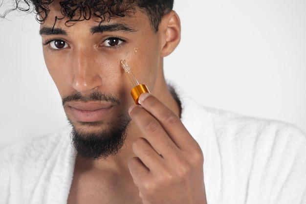 Hombre haciendo su rutina de cuidado facial