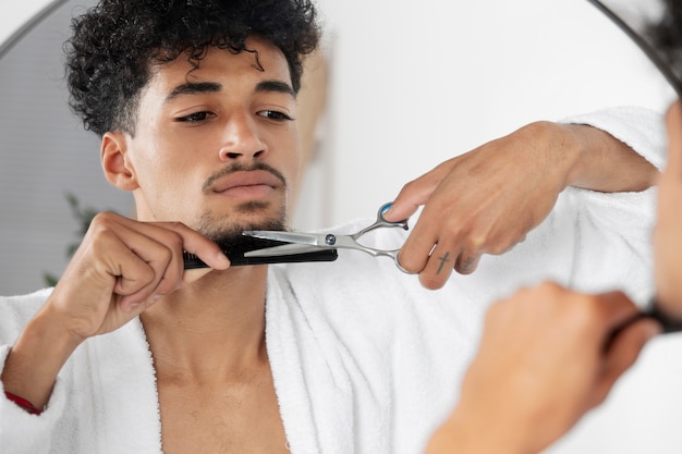 Hombre haciendo su rutina de cuidado facial