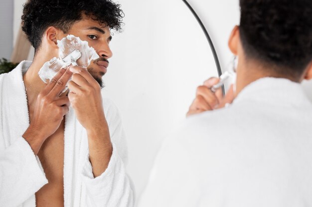 Hombre haciendo su rutina de cuidado facial