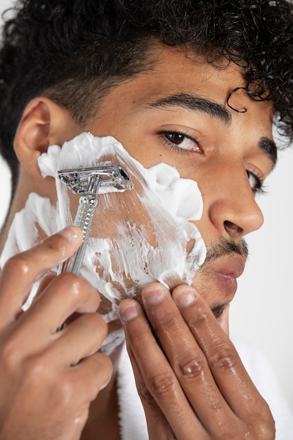 Hombre haciendo su rutina de cuidado facial