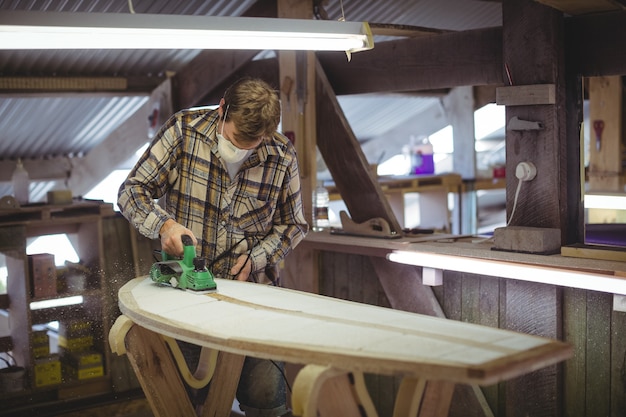 Foto gratuita hombre haciendo tabla de surf