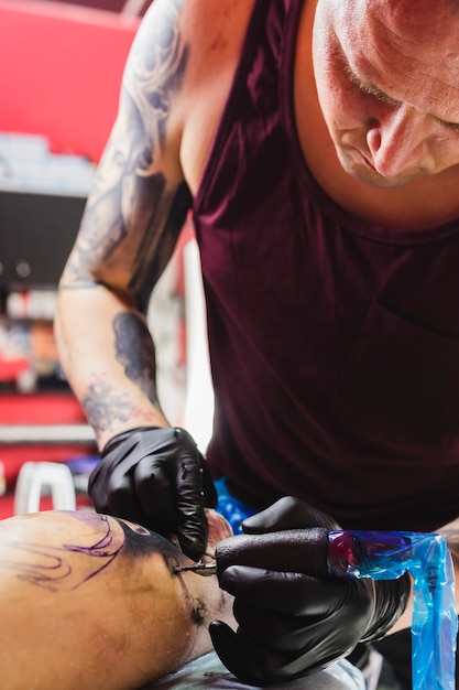 Hombre haciendo tatuajes en el estudio